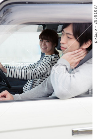 車でドライブしている20代カップル 車でドライブしている20代カップル 29591087