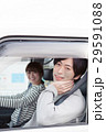 車でドライブしている20代カップル 29591088