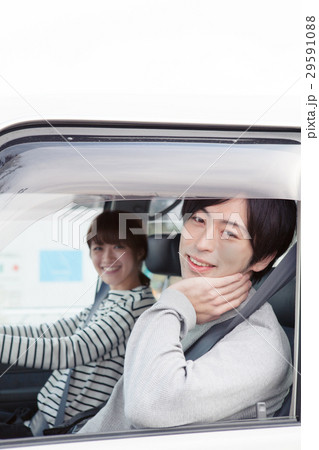 車でドライブしている20代カップル 29591088