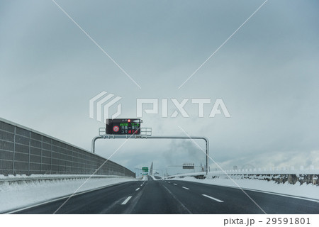高速道路　雪道の走行　伊勢湾岸自動車道　もうすぐ通行止の標識 29591801