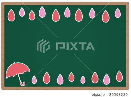 赤とピンクのカサと雨が描いてある黒板 29593289