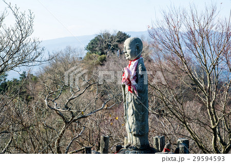 山の上に立つお地蔵さま 29594593