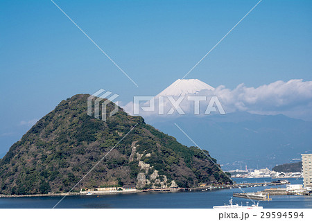 雲の上に出た富士山と小山の島 29594594