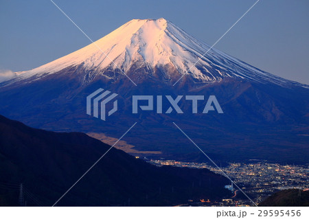 高川山から見る夜明けの富士山と都留・富士吉田の街並み 29595456