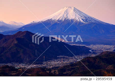 高川山から見る夜明けの富士山と都留・富士吉田の街並み 29595459