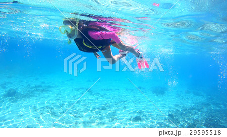 沖縄　渡嘉敷島の水中撮影　シュノーケリングをする小学生 29595518