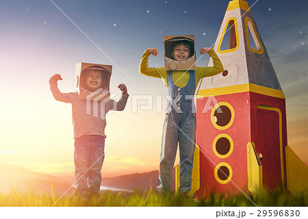 Children in astronauts costumes 29596830