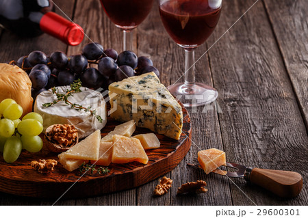 Cheese, nuts, grapes and red wine  29600301