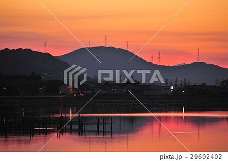 凪の朝　湖面も焼ける 29602402