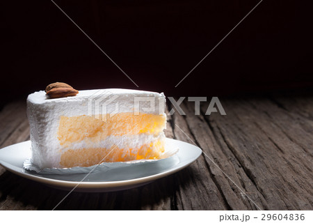 Vanilla cake topping with white chocolate 29604836