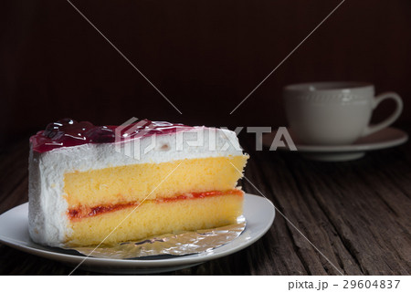 Vanilla cake topping with raspberry Vanilla cake topping with raspberry 29604837