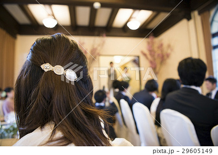 結婚式の新郎新婦入場を祝う女性 結婚式の新郎新婦入場を祝う女性 29605149