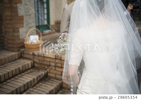 かすみ草のブーケを持つ花嫁の後ろ姿 29605354
