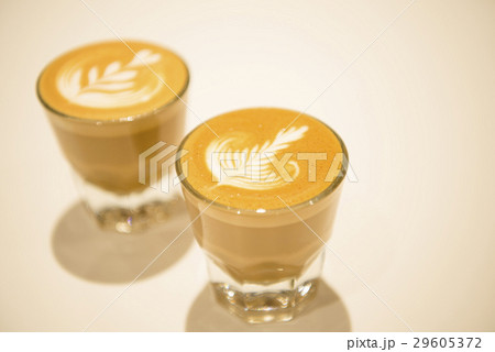 2杯のカプチーノ、ラテアート 2杯のカプチーノ、ラテアート 29605372