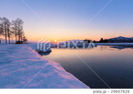 新潟県長岡市　雪解けの進む棚田の日の出 29607626