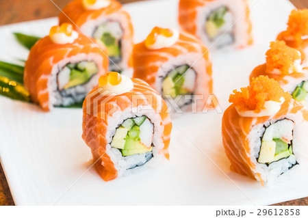 Sushi salmon roll 29612858