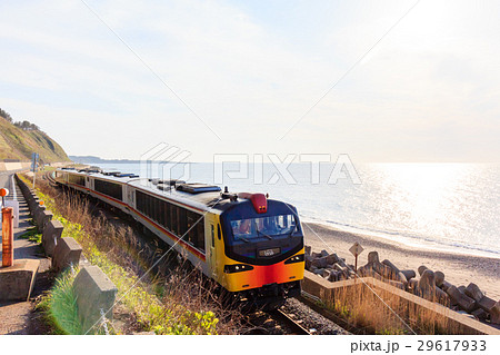 日本海海岸線を走る リゾートしらかみ 日本海海岸線を走る リゾートしらかみ 29617933
