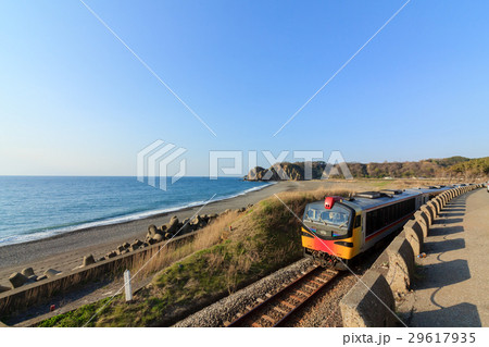 日本海海岸線を走る　リゾートしらかみ 29617935