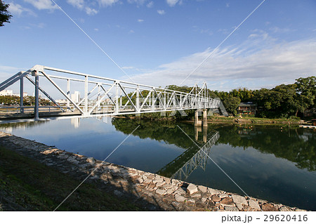 初秋の旭川と月見橋　岡山市 29620416