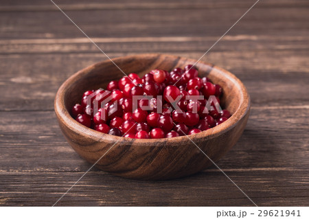Bowl of cranberries on table 29621941