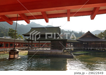 厳島神社、本殿横から能舞台と能楽屋を望む、宮島、広島県 厳島神社、本殿横から能舞台と能楽屋を望む、宮島、広島県 29622649