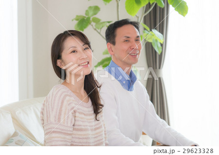 居間でくつろぐミドル夫婦 29623328