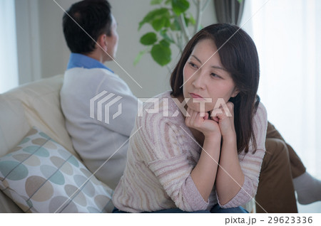 喧嘩する日本人ミドル夫婦 喧嘩する日本人ミドル夫婦 29623336