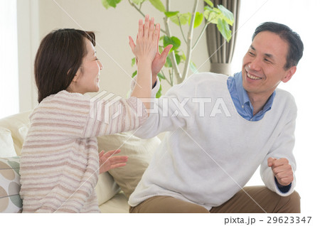 テレビ観戦するミドル夫婦 テレビ観戦するミドル夫婦 29623347
