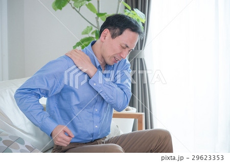 肩こりの日本人ミドル男性 29623353