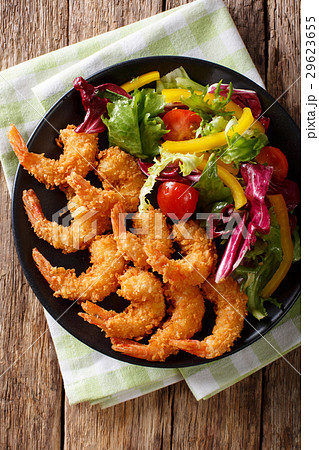 Shrimp in a breaded and salad of fresh vegetables 29623655