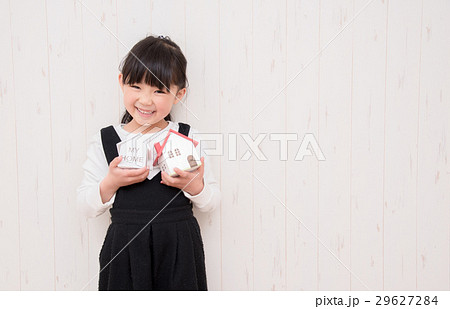 家の模型を持つ女の子 29627284