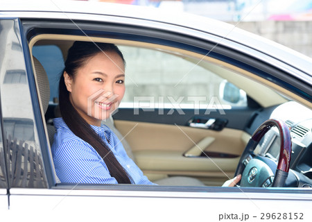 運転席の女性ドライバー　ビジネスカジュアル 29628152