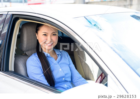 運転席の女性ドライバー　ビジネスカジュアル 29628153