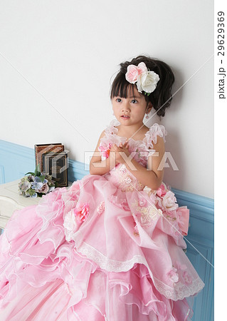 3歳のドレス姿 七五三の写真素材 29629369 Pixta