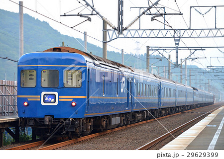 津軽今別駅を通過する24系ブルートレイン北斗星 津軽今別駅を通過する24系ブルートレイン北斗星 29629399