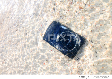 The Camera fall to the sea water. 29629902