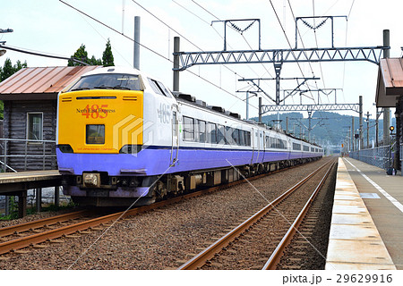 津軽今別駅に停車中の485系3000番台特急白鳥 29629916