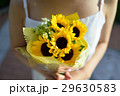 向日葵のブーケを持った女性 29630583