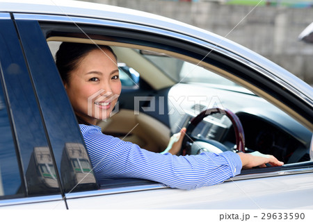 運転席の女性ドライバー　ビジネスカジュアル 29633590