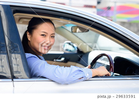 運転席の女性ドライバー ビジネスカジュアル 運転席の女性ドライバー ビジネスカジュアル 29633591