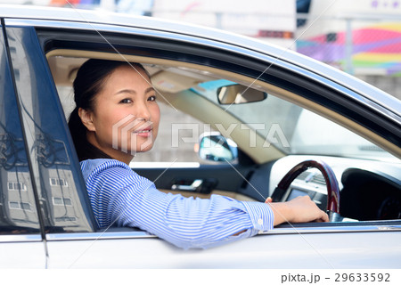 運転席の女性ドライバー　ビジネスカジュアル 29633592