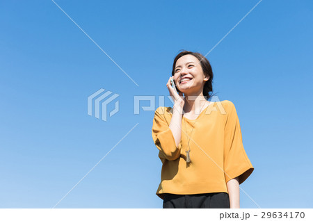 20代女性（青空背景） 29634170