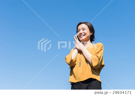 20代女性（青空背景） 29634171