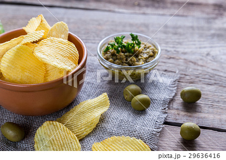 Potato chips with olive tapenade 29636416