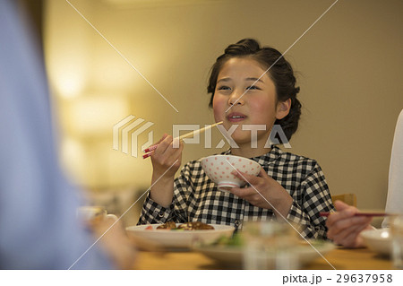 女の子 夕食 29637958