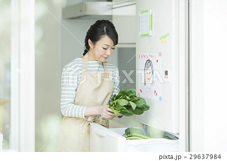 女性 キッチン 29637984