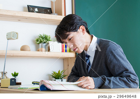 勉強する受験生 29649648
