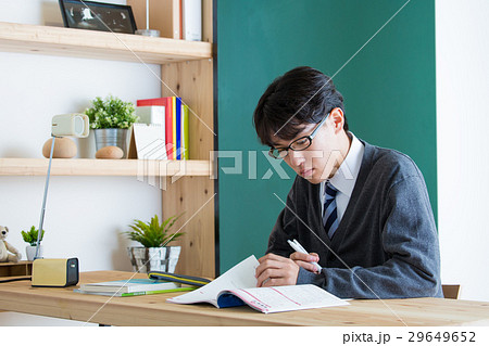 勉強する受験生 29649652