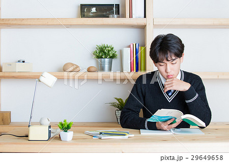 勉強する受験生 29649658