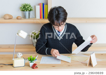 願書を確認する受験生 願書を確認する受験生 29649699